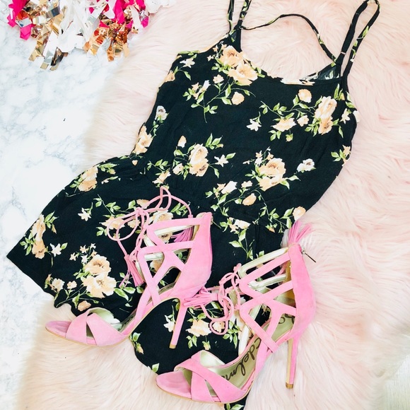 Chloe K Dresses & Skirts - EUC Chloe K Black Floral Printed Romper Size XS